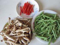 茶树菇炒豆角的做法步骤1